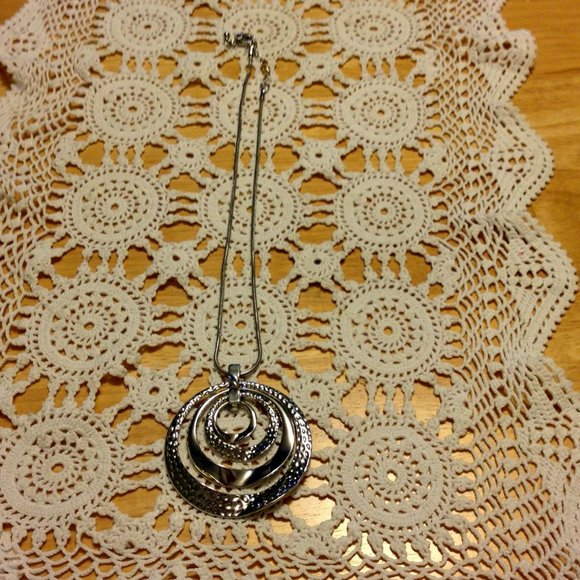 Lovely necklace, silver tone hand-hammered look - Picture 1 of 4